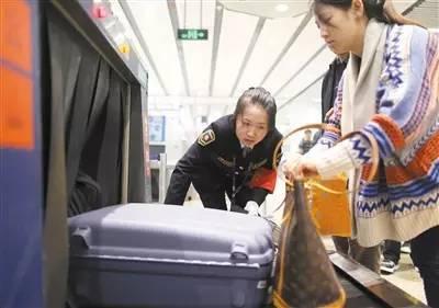 地铁安检吃瓜,吃瓜群众的现场观察与思考