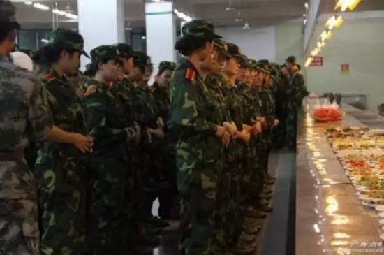 军训在食堂吃瓜,军训食堂里的甜蜜瓜果时光