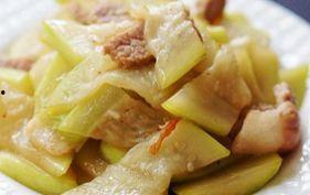 吃瓜男子端饭,引发网友热议